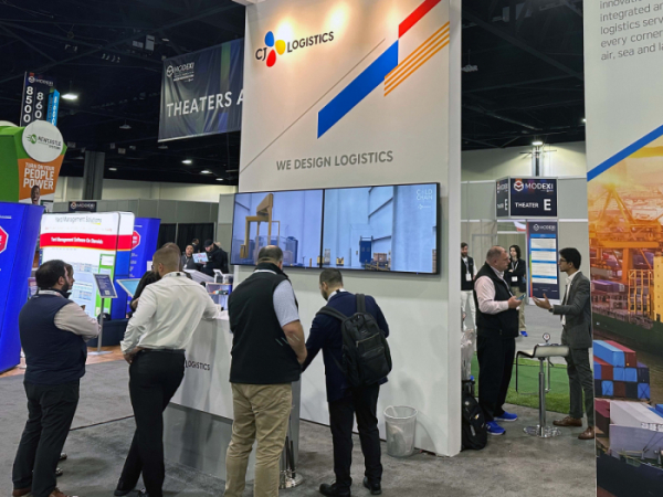 △CJ대한통운 미국법인 CJLA의 션 무어 최고정보관리책임자(CIO)가 미국 물류박람회 'MODEX 2024' 참석자들을 대상으로 선진화된 창고관리시스템 선택의 중요성을 설명하고 있다. (사진제공=CJ 대한통운)